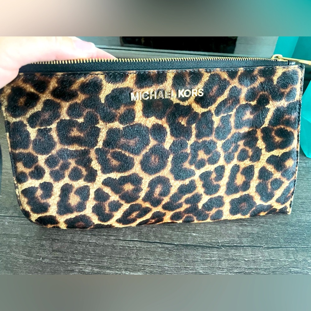 Michael Kors Leopard Wrislet  🐆 👛